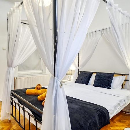 Intimo Oldtown Romantic Apartment Brasov Ngoại thất bức ảnh
