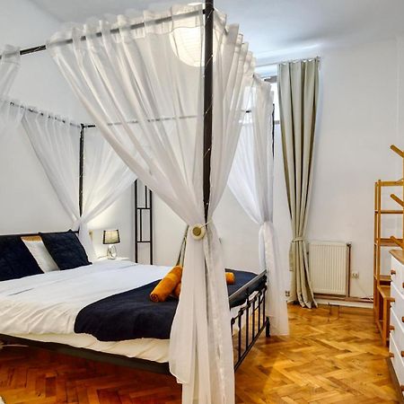 Intimo Oldtown Romantic Apartment Brasov Ngoại thất bức ảnh