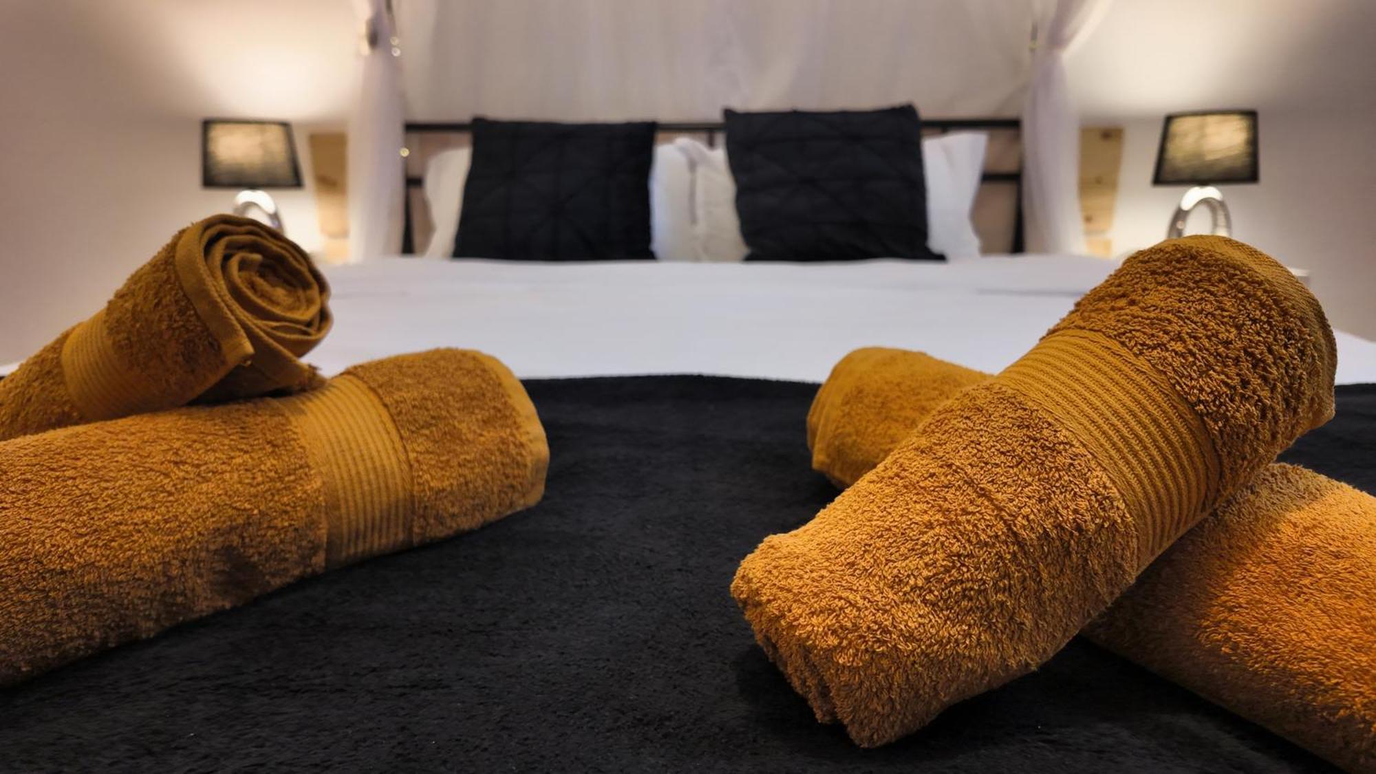 Intimo Oldtown Romantic Apartment Brasov Ngoại thất bức ảnh